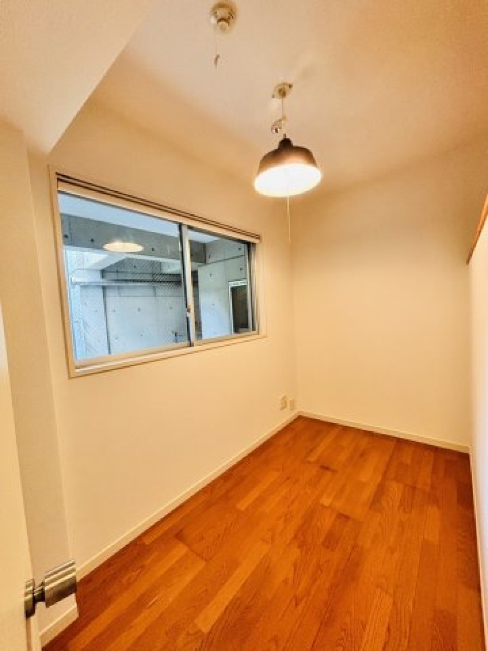 こちらは小さい方の洋室。クローゼットはないので、書斎にしても良さそうです。