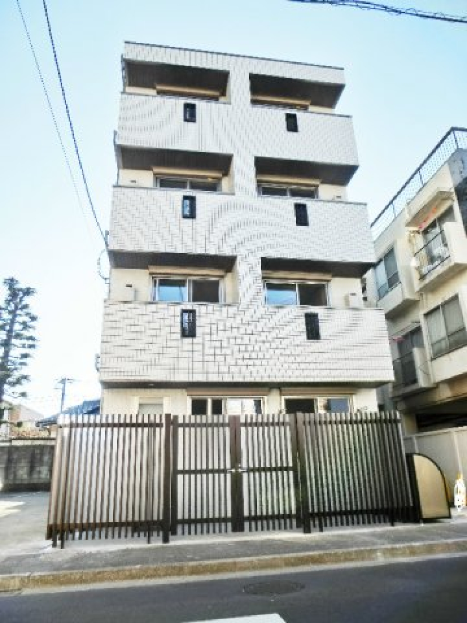 外観はちょこんと可愛らしい。この一番上の階です！