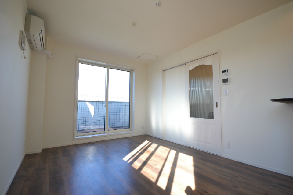 下階には腰窓の他に掃き出し窓もあるので、より明るさを感じます。