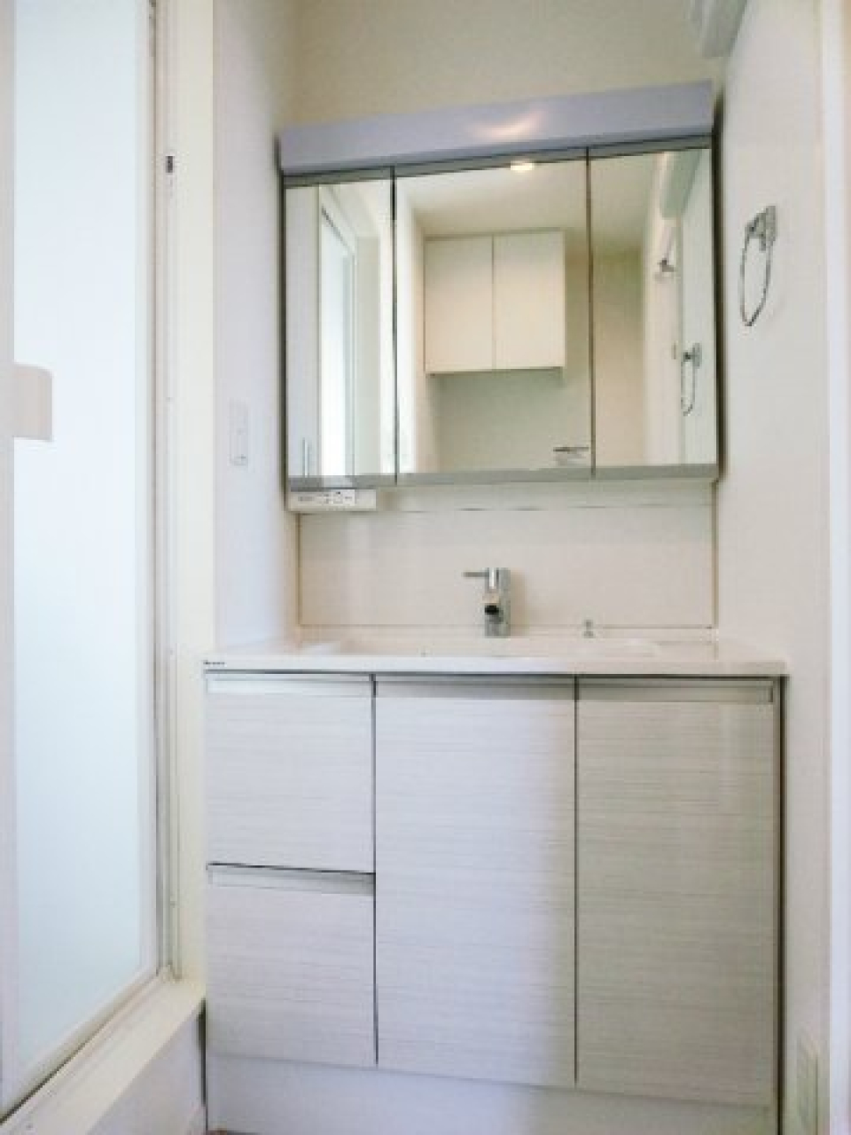 洗面台は収納たっぷりタイプ！朝の身支度にも便利ですね。