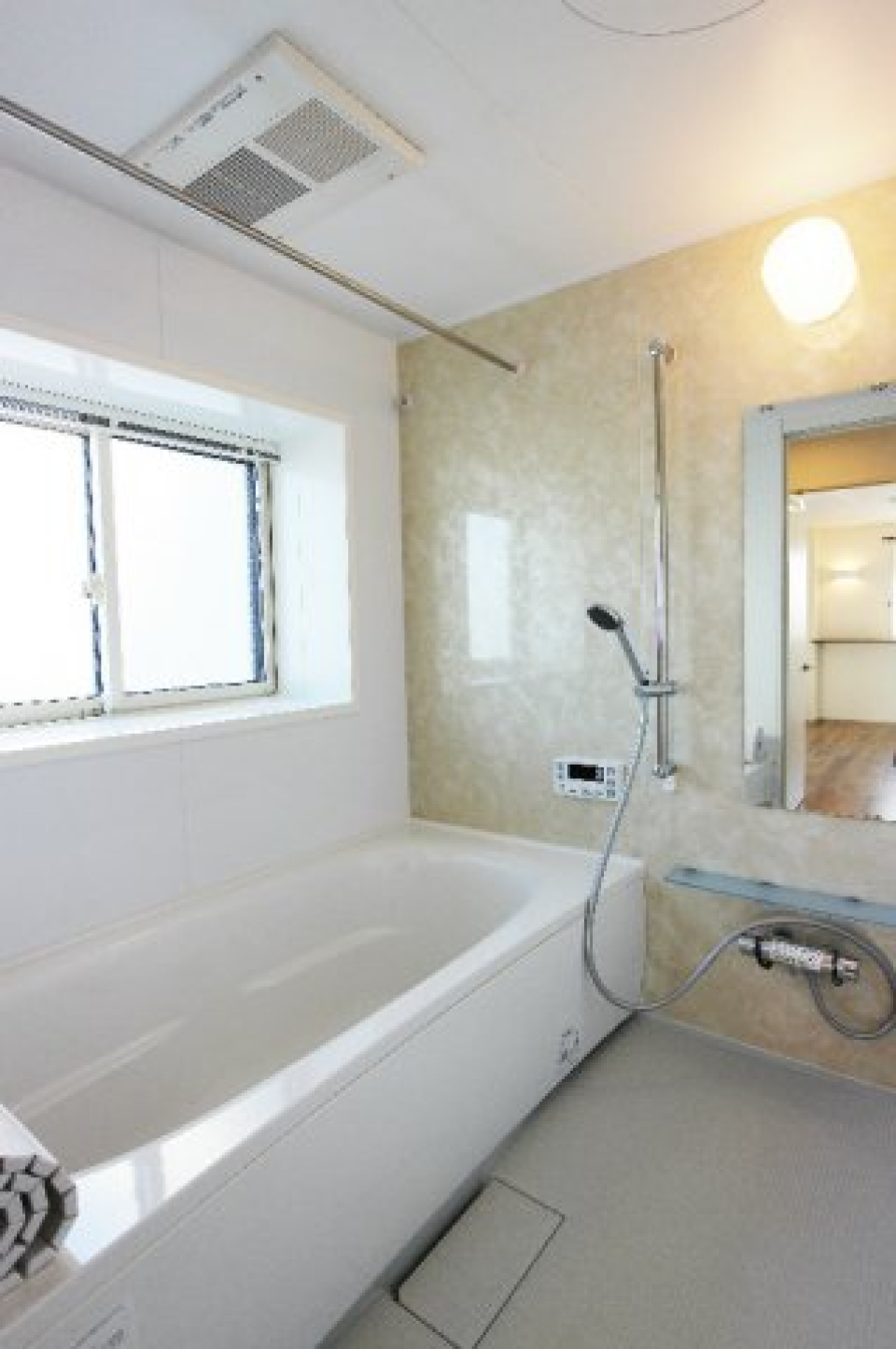 お風呂も窓があり明るいので、つい朝風呂したくなっちゃいそう。