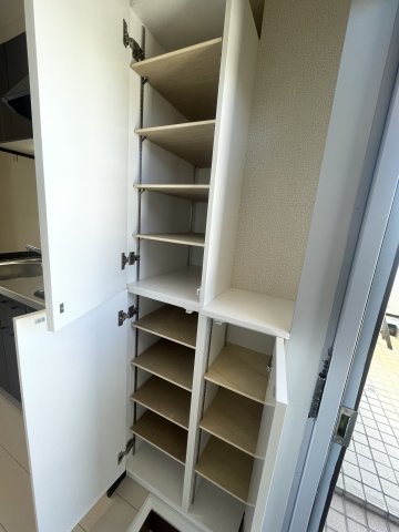 玄関収納はたっぷりあるので、2人分の靴も入りそうです。