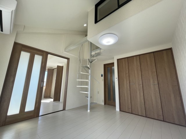 螺旋の先にはロフトがありました。おかげで天井も高い！