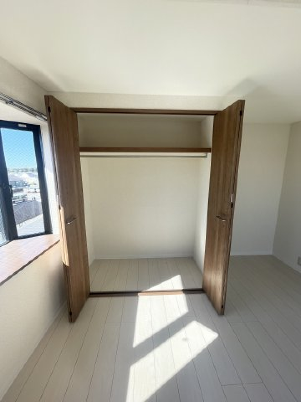 約6.4帖側の洋室は寝室として。ここにも収納があります。