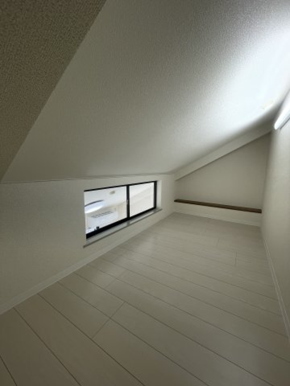 ロフトでは室内窓から室内の様子も伺えます。