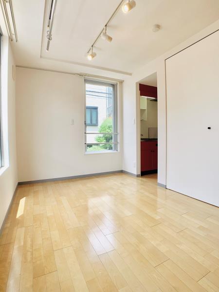 奥にチラリと覗くのは&hellip;