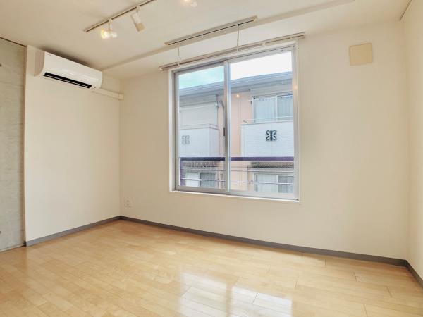 ベッドは左手の壁側かな？