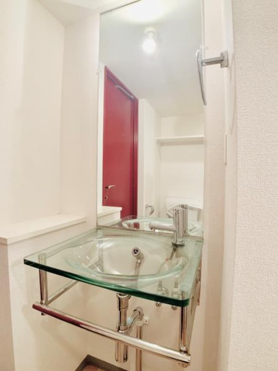 洗面台は透明！ふつうとは一味ちがいます。