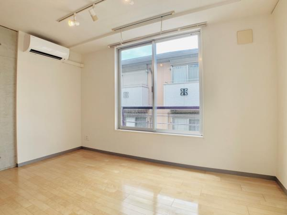 ベッドは左手の壁側かな？