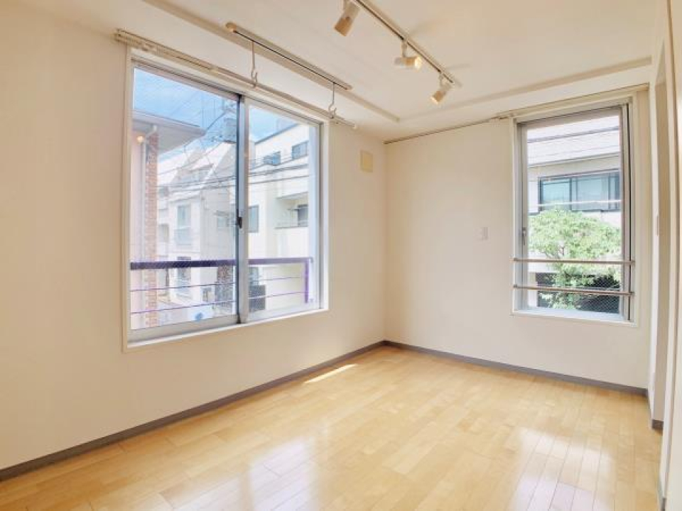 窓際にデスクを置いても素敵ですね。