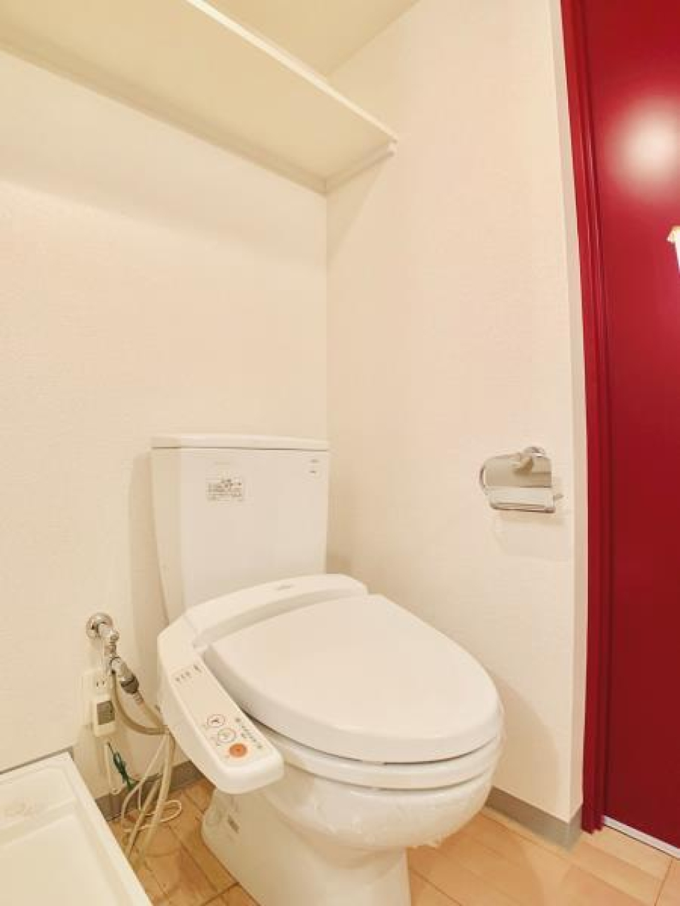 トイレは洗面脱衣所と同室です。洗面台の背面にあります。