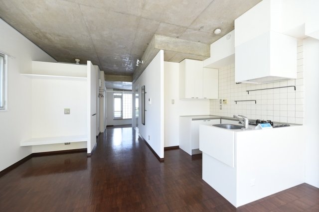 向かって左手はソファスペースかな。