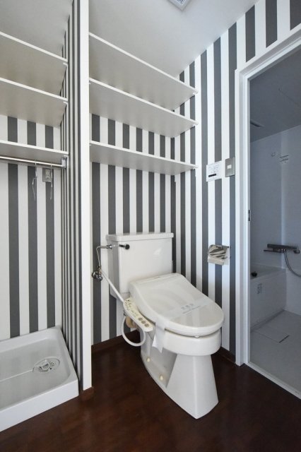 トイレの背面ももちろんストライプ！