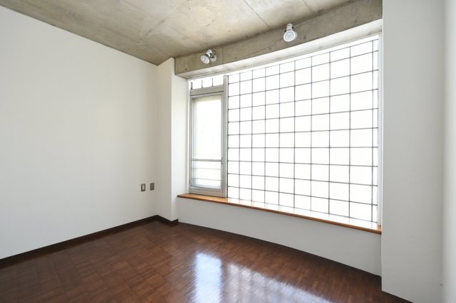 四角いガラスブロックから、柔らかな光が充満します。