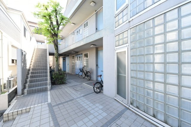 2階へ続く階段は外にあるタイプ。荷物の搬入時にはお気をつけください。