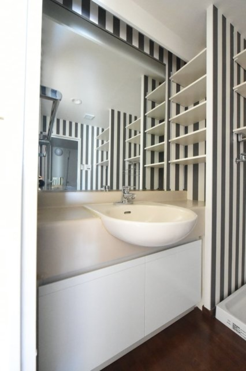 パウダールームはストライプ仕様！