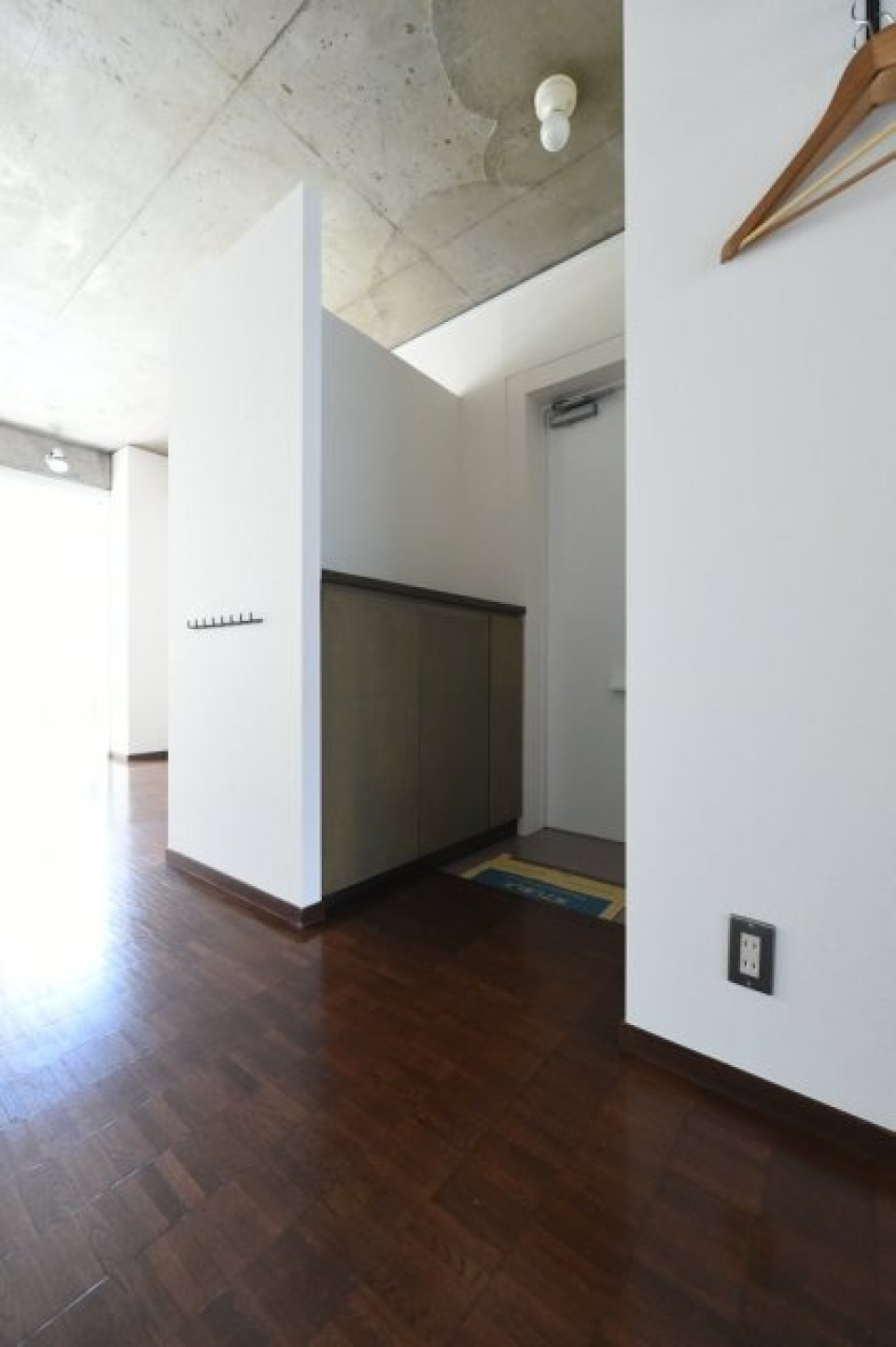 お部屋の中央に玄関があります。