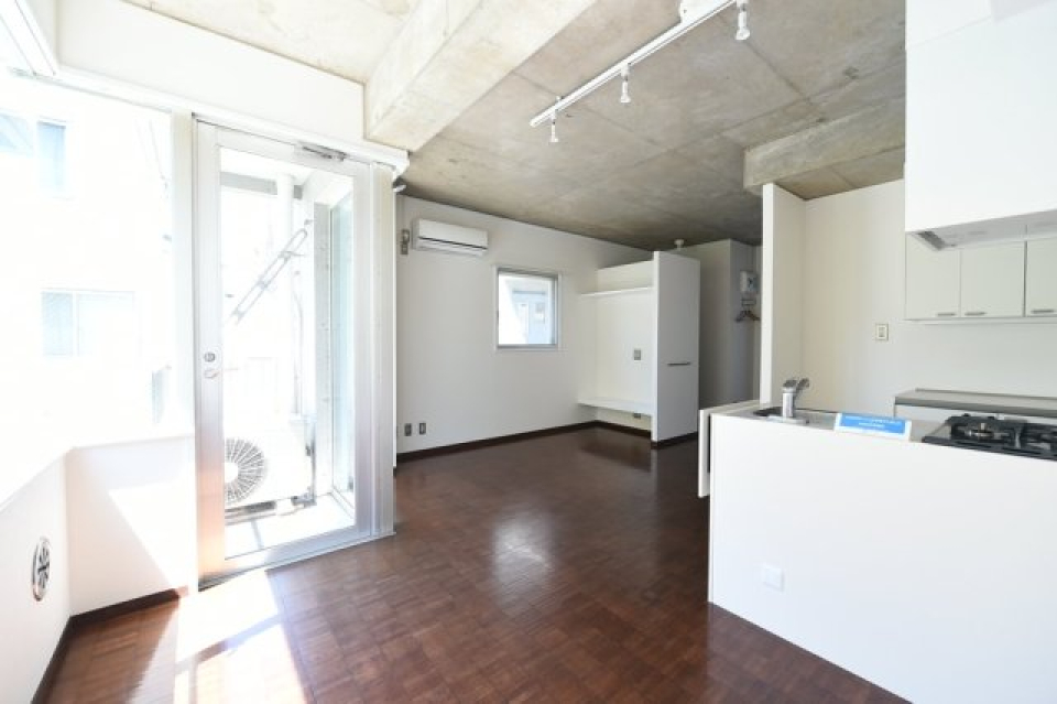 手前の窓際にテーブルを置けば、明るい日差しの中でごはんが食べられそう！