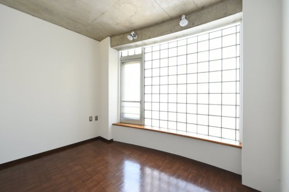 四角いガラスブロックから、柔らかな光が充満します。