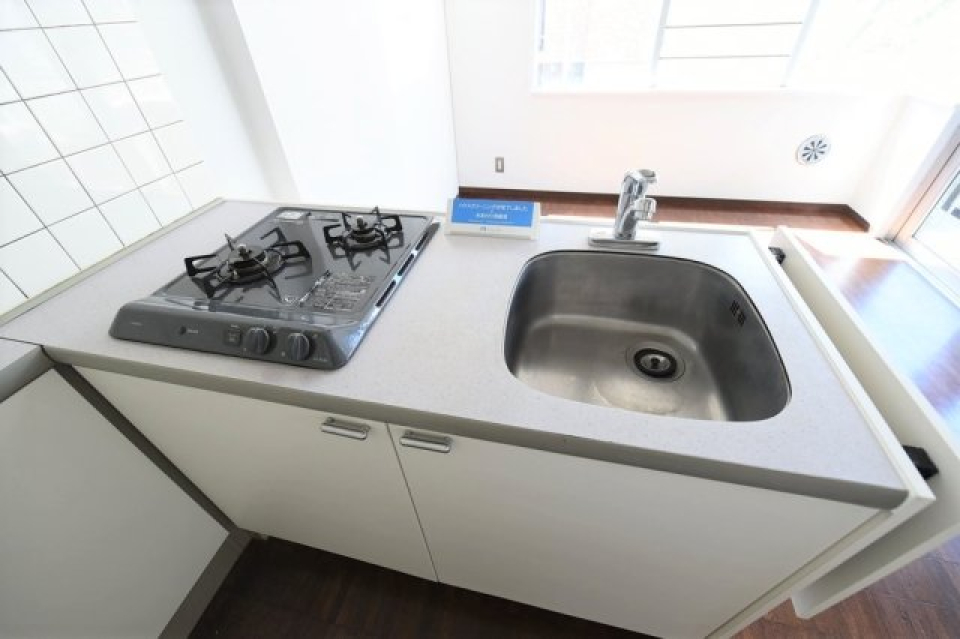 二口コンロ＆背面に調理家電を置けば、3品くらいは同時調理もできそう。