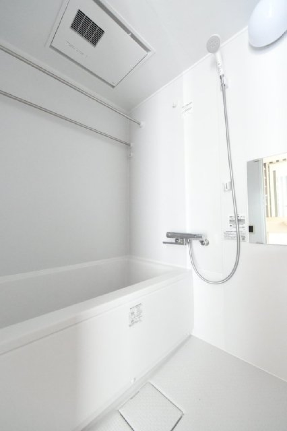 お風呂はホワイトで統一。浴室乾燥機付きです。