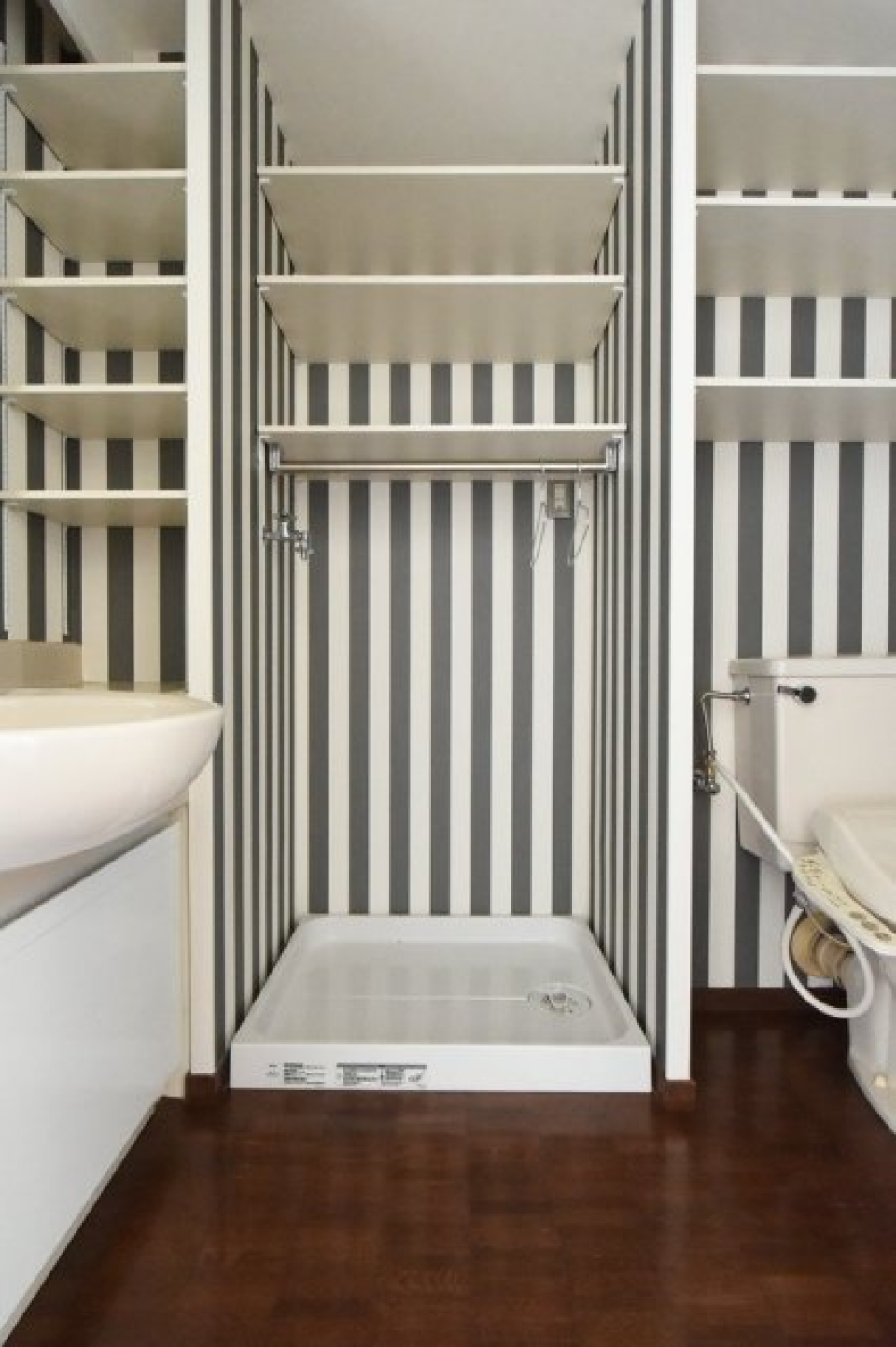 トイレと同室ですが、真ん中に洗濯機置き場がありちょっと離れています。