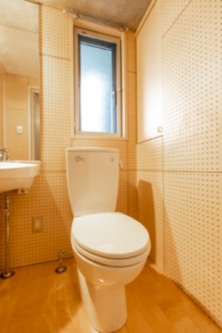 トイレは同室です。小窓が嬉しい！※写真は同タイプ住戸です。