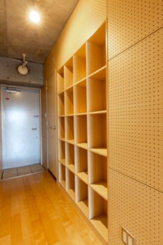 キッチン背面には4&times;5マスの棚が！ここをどう飾るかは自分次第です。※写真は同タイプ住戸です。