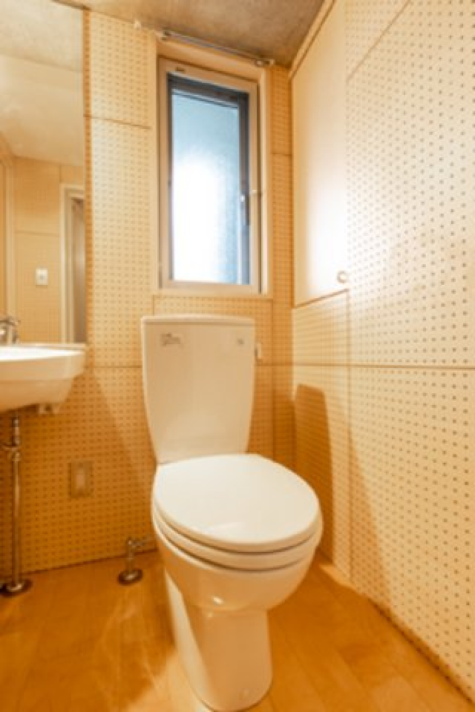 トイレは同室です。小窓が嬉しい！※写真は同タイプ住戸です。