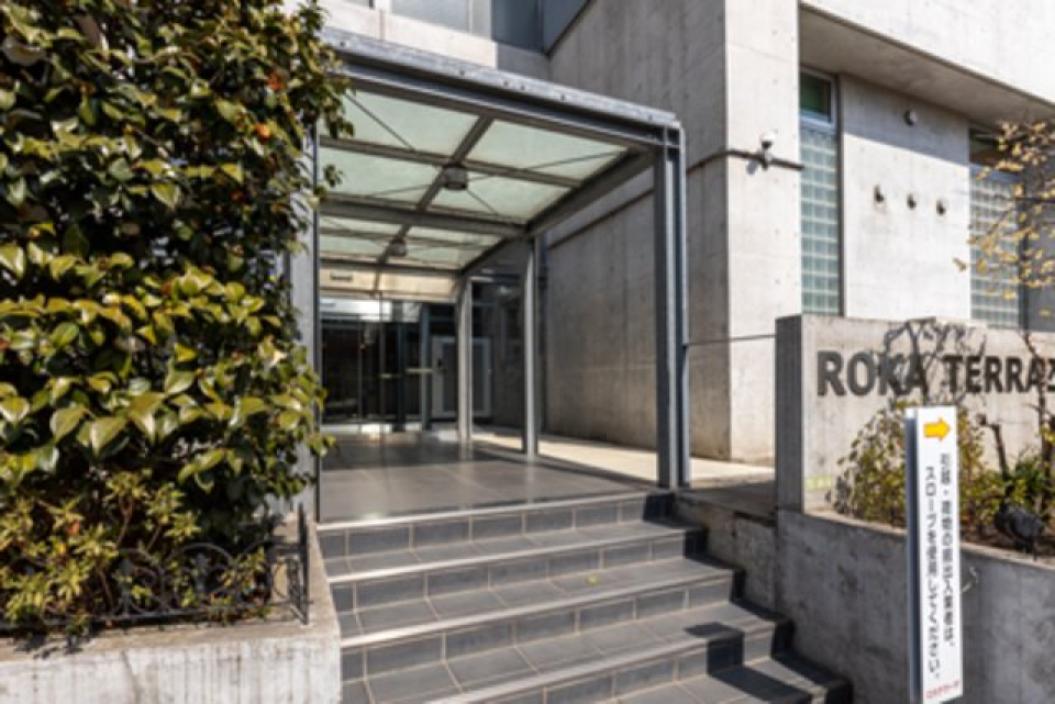 ここをくぐってエントランスへ辿りつきます。