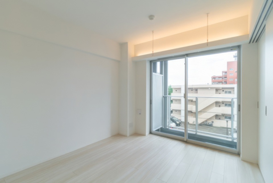 窓から優しい光が差し込む寝室
※写真は同タイプ住戸です。