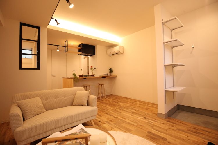 ふかふかのソファを置いて、プロジェクターで映画を見たり&hellip;！