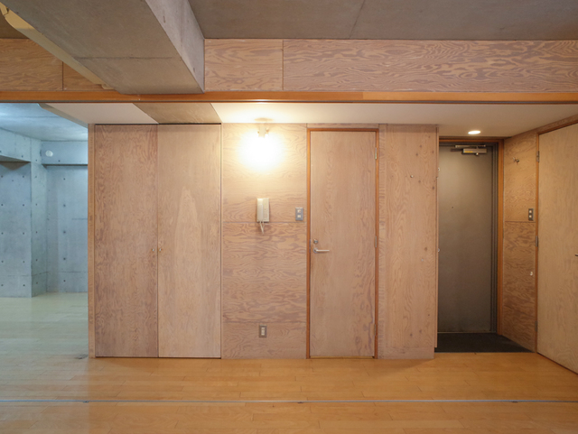 一見ふつうの壁に見えますが&hellip;