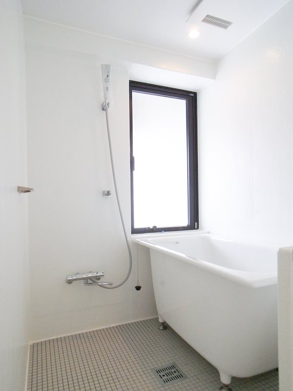 窓の下にバスタブがあるお風呂。朝風呂が似合いそう&hellip;！