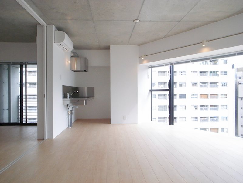 大きな窓とスタイリッシュな空間の対比が美しい&hellip;！