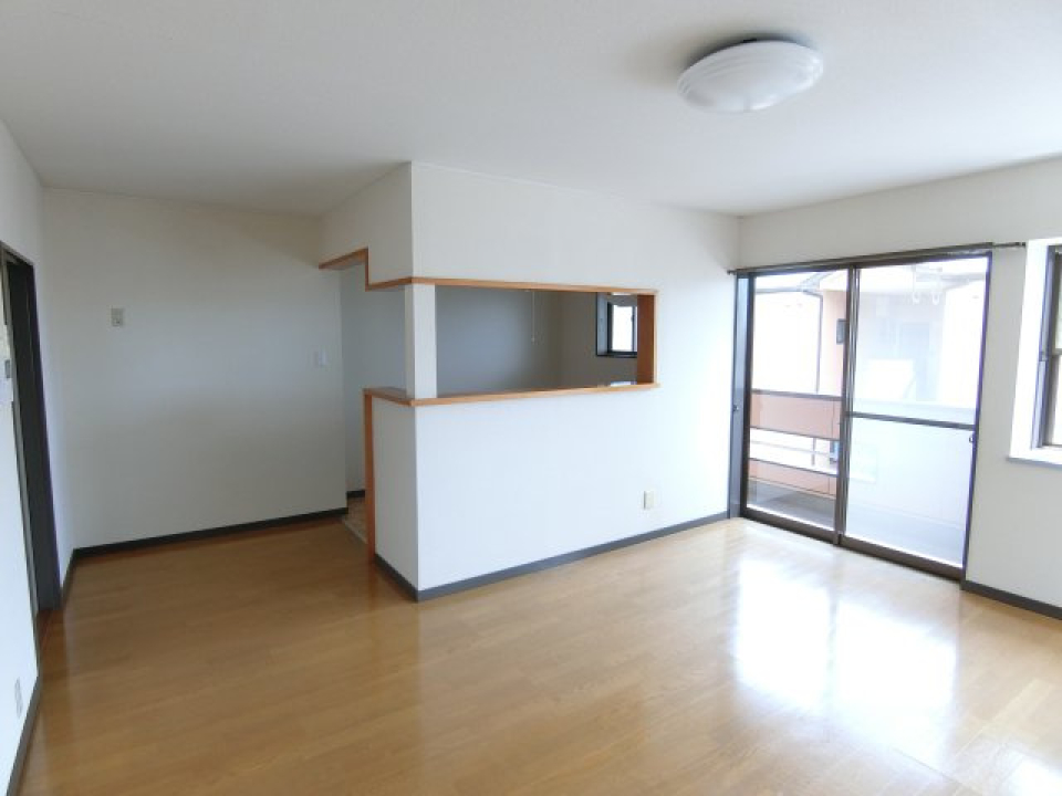 LDKの掃き出し窓からバルコニーへ行けます。