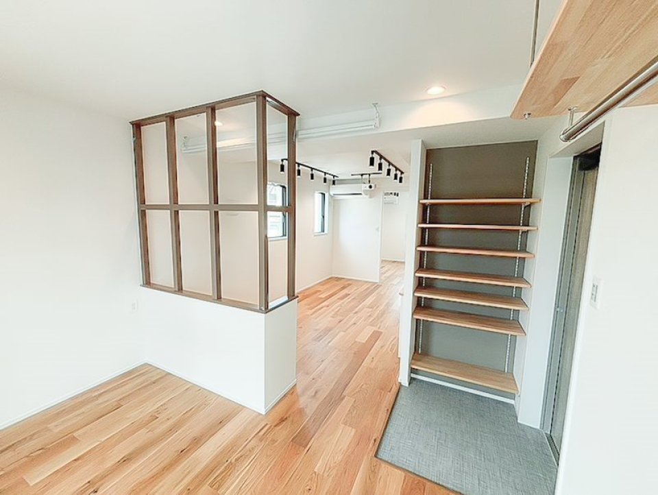 洋室の横にすぐ玄関が。気になる場合は棚などで目隠しすると◎