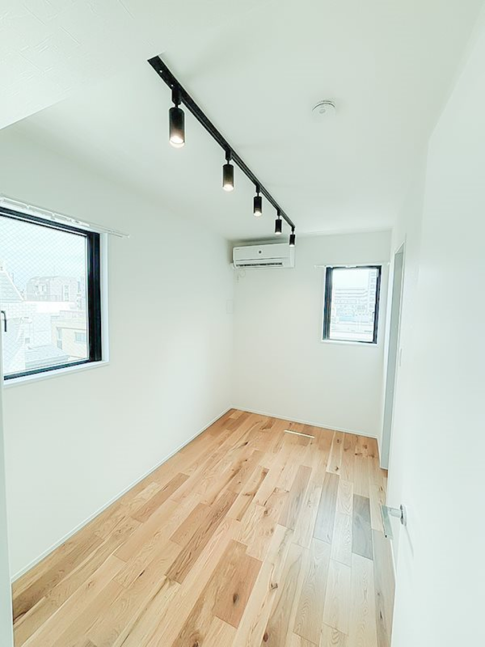 こちらは扉付きのサービスルーム！明るい〜！