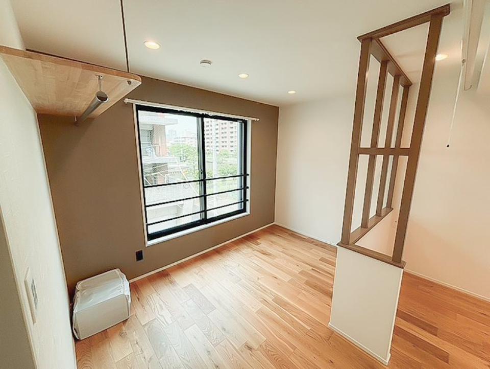 室内窓で仕切られた洋室。オープン収納がついています。