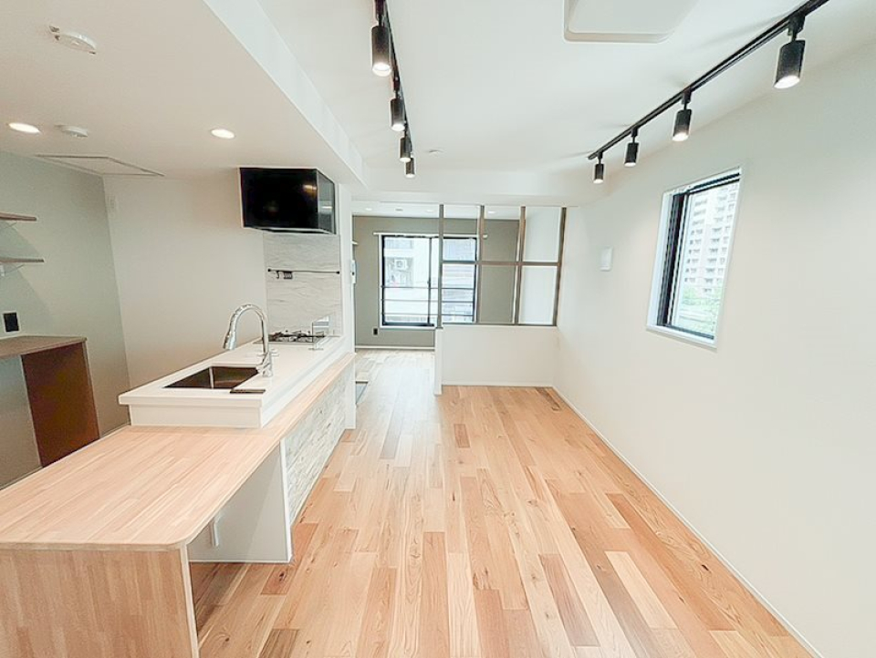 キッチン横に造作デスクがあるので、ダイニングテーブルは不要かも。