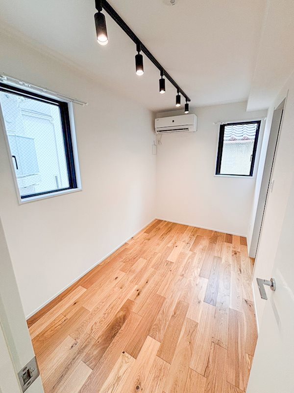 サービスルームも窓が2つ