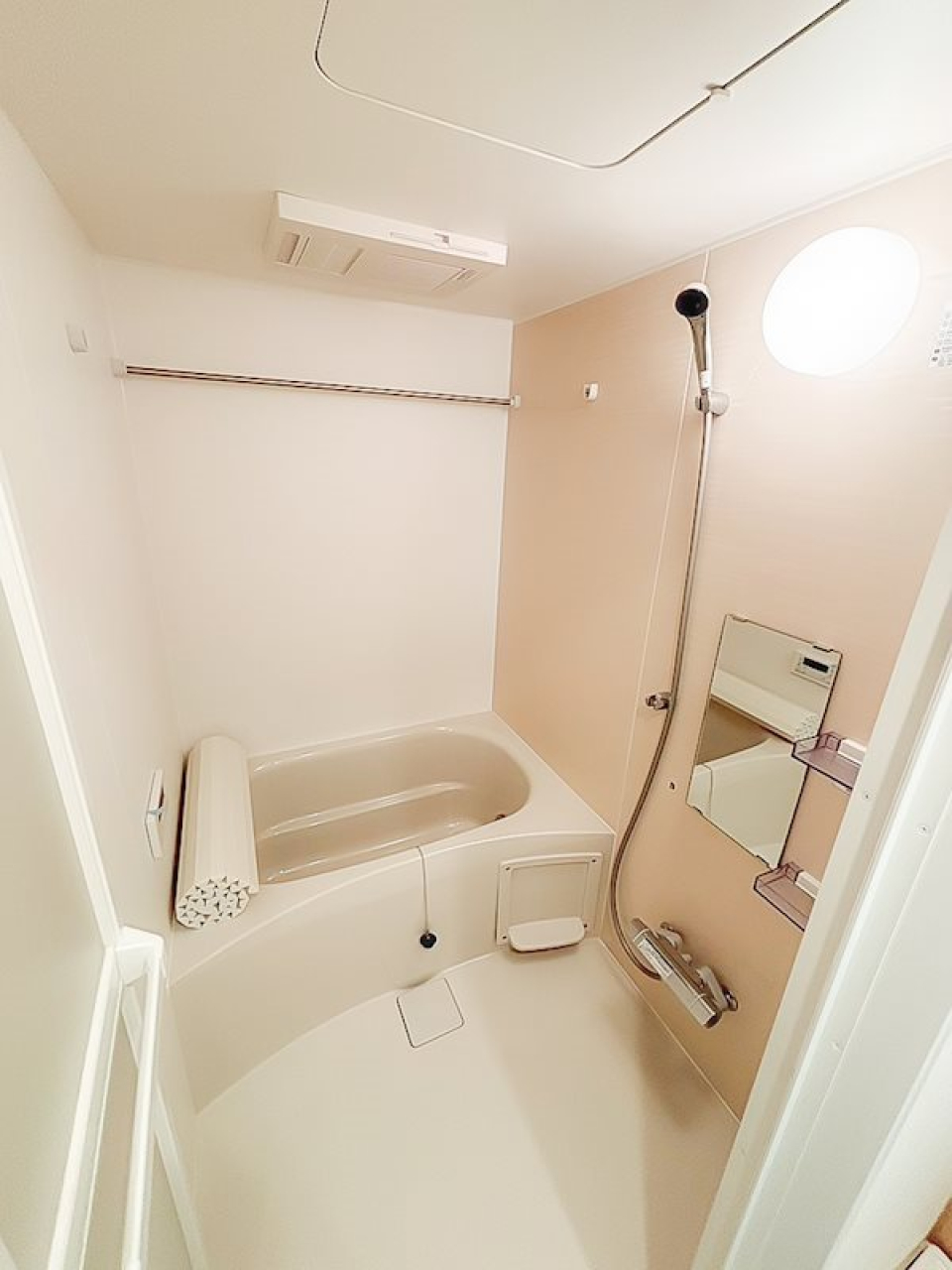 浴室も温かみのあるトーン