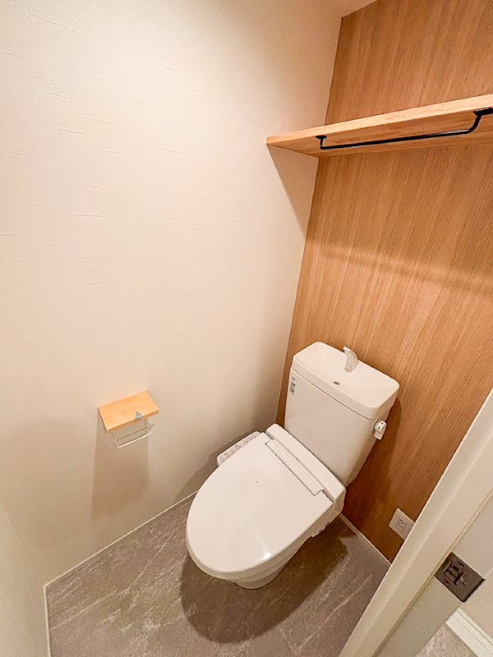 簡易棚がついたトイレ