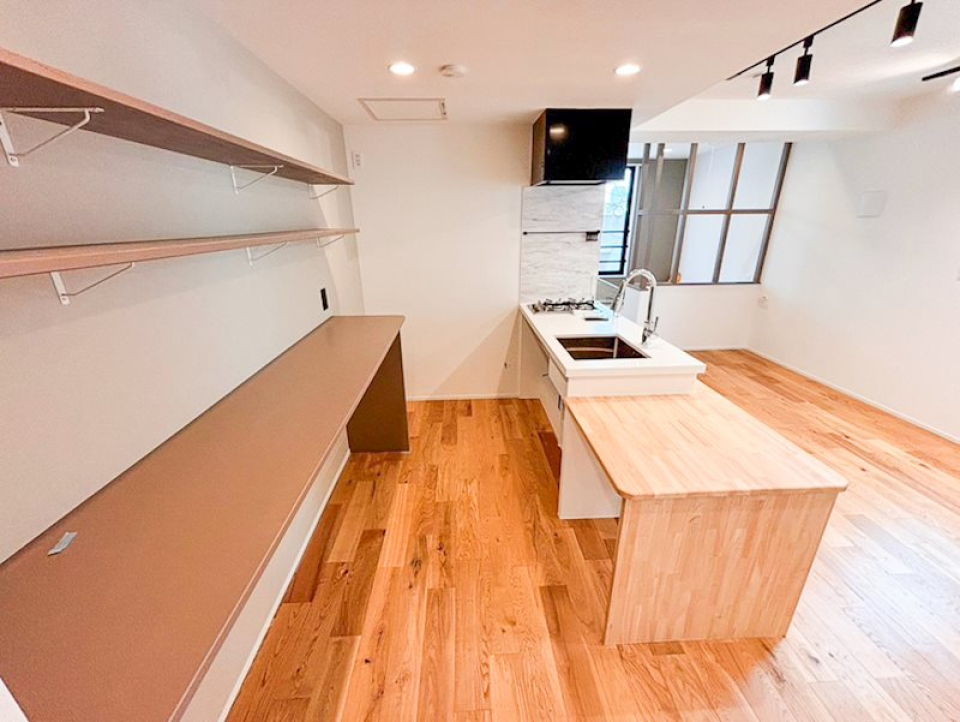 カウンターを使って、料理をしながらパートナーやお友達との会話も楽しめます