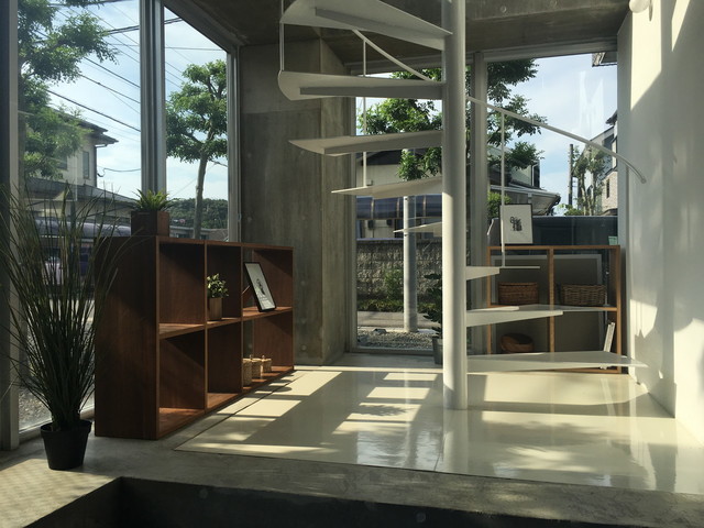 窓の外の緑も、螺旋階段も、陽の光も。全てにうっとり&hellip;