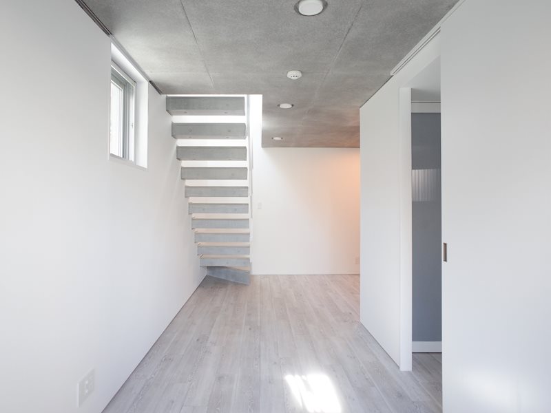 高い位置にある窓から差し込む光が良すぎる&hellip;！