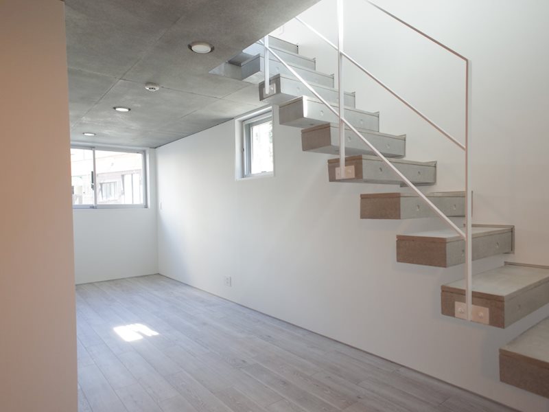 まるで浮いているような階段が美しい&hellip;
