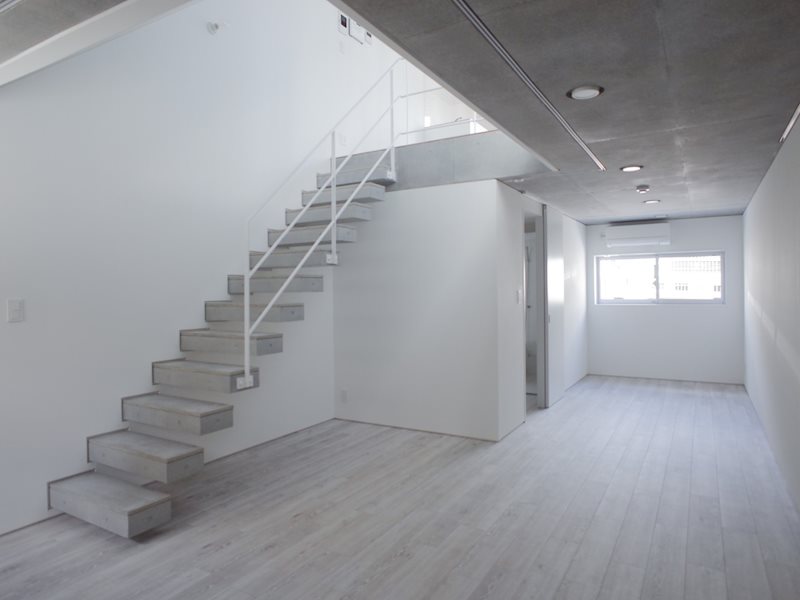 まるで浮いているかのような階段も素敵&hellip;