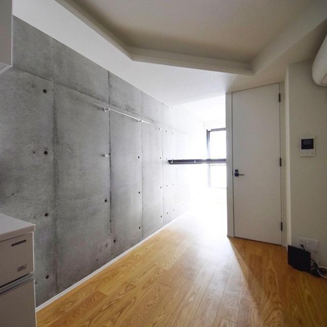 明るい窓際をよく見ると&hellip;？