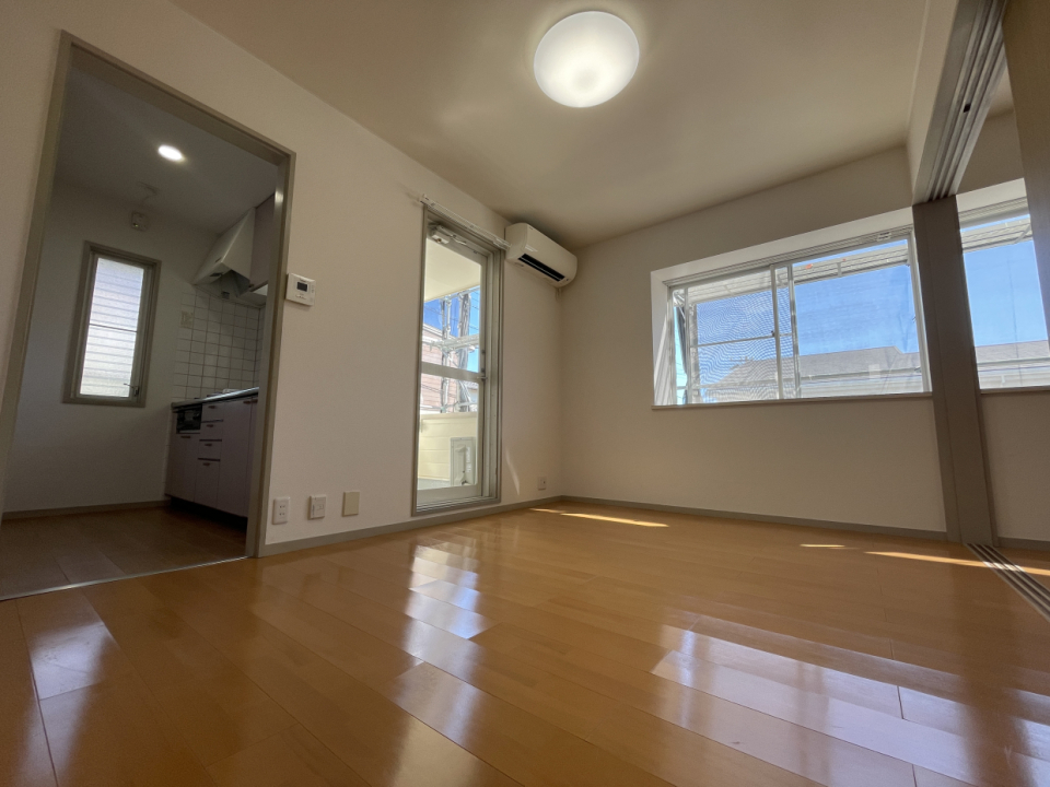 バルコニーへ繋がる掃き出し窓からも光が差し込みます
